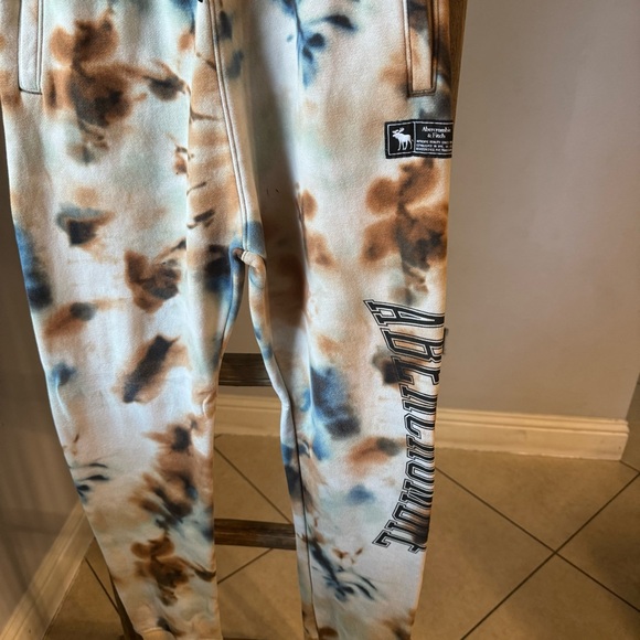 Abercrombie kids boys jogger fleece sweatpants 
Like new condition 
Size 15/16 - Picture 6 of 8